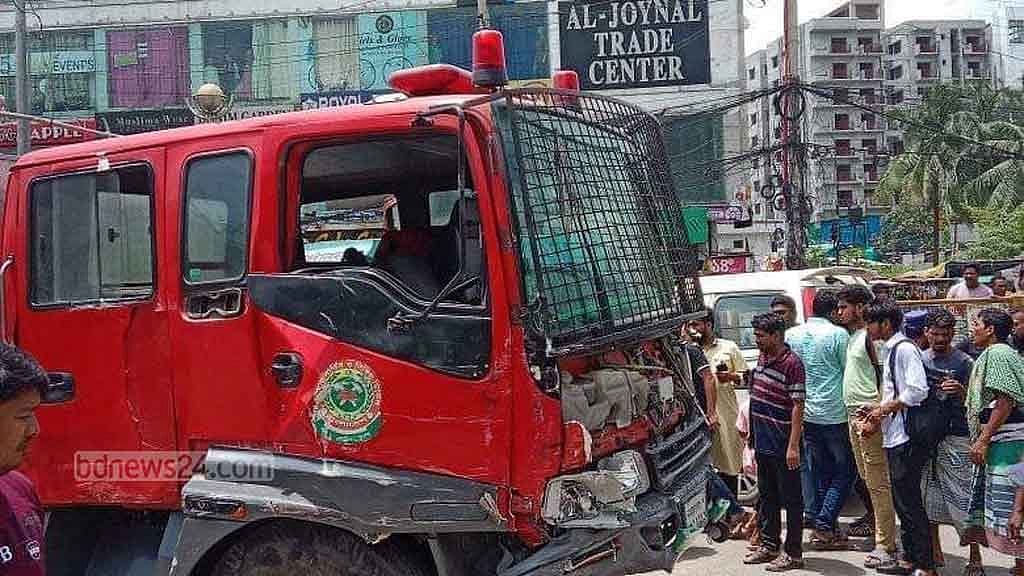 আগুন নেভাতে গিয়ে দুর্ঘটনায় ফায়ার সার্ভিসের গাড়ি, নিহত বেড়ে ৩