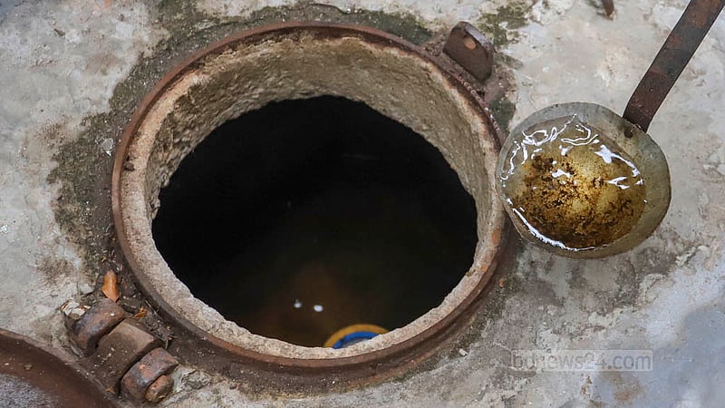 মিরপুরের মাজার রোডে বাড়ির পানির মিটারের স্থানে জমে থাকা পানিতে ডেঙ্গুর বাহক এইডিস মশার লার্ভা আছে কি না তা দেখছেন ডিএনসিসির এক কর্মী। ছবি: আসিফ মাহমুদ অভি