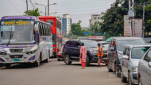 ফিলিং স্টেশনের লাইন থেকে সড়কে জটলা