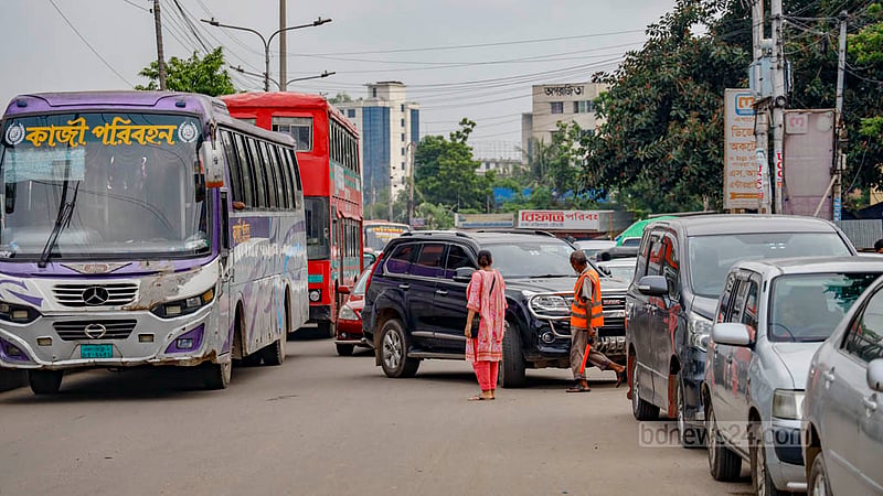 ঢাকার মহাখালীতে ফিলিং স্টেশনে ঢুকতে গিয়ে পুরো সড়কটি আটকে দিয়েছে এই গাড়িটি। মহাখালী বাস টার্মিনালের বিপরীত দিকে প্রতিদিন ঘটছে এমন ঘটনা।&amp;nbsp;ছবি: মাহমুদ জামান অভি