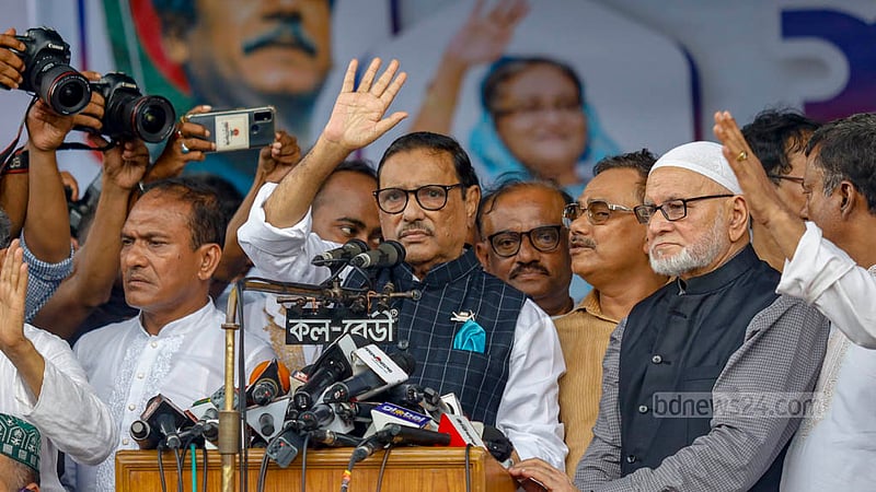 ঢাকায় বায়তুল মোকাররম মসজিদের দক্ষিণ পাশে বুধবার আওয়ামী লীগের সমাবেশে বক্তব্য দেন দলের আওয়ামী লীগের সাধারণ সম্পাদক ওবায়দুল কাদের। তিনি বলেন, শেখ হাসিনাকে প্রধানমন্ত্রী রেখেই নির্বাচন হবে।&amp;nbsp;ছবি: মাহমুদ জামান অভি