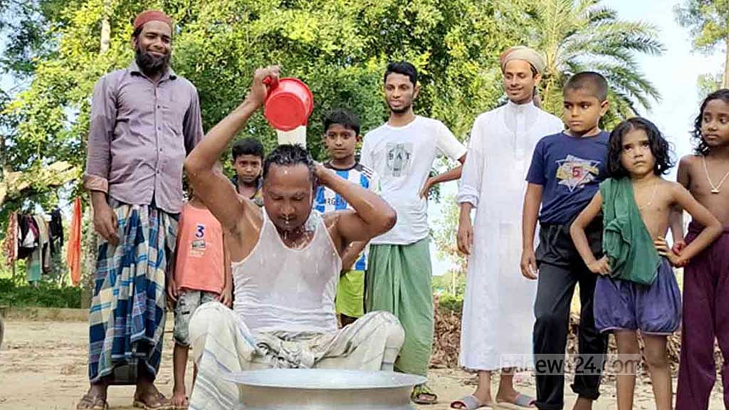 এনজিওর ঋণ শোধ করে এক মণ দুধ দিয়ে গোসল