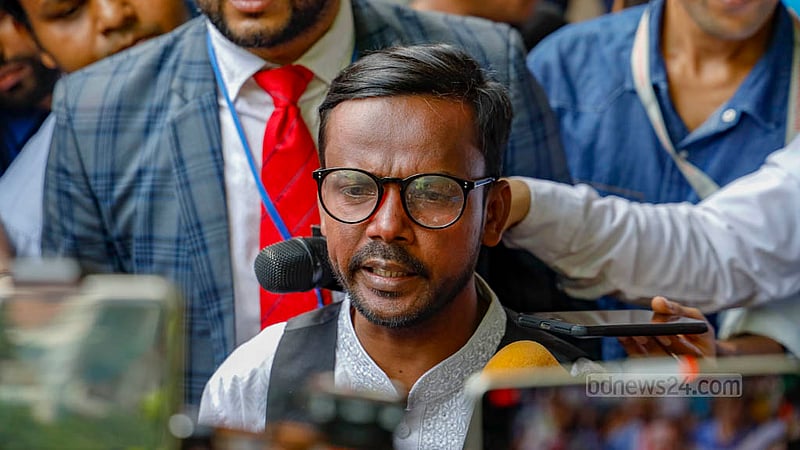 ঢাকার বনানী মডেল হাই স্কুলে সোমবার সকালে ভোট কেন্দ্র ঘুরে দেখতে এসে সাংবাদিকদের সঙ্গে কথা বলেন হিরো আলম।&amp;nbsp;ছবি: মাহমুদ জামান অভি