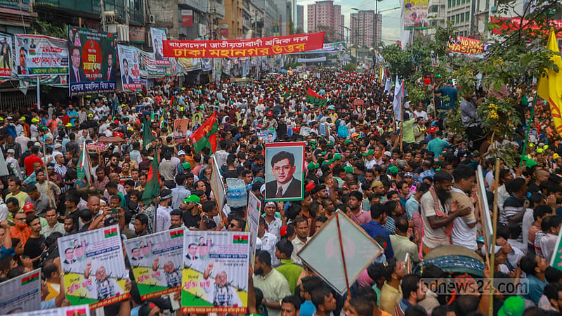 ঢাকায় শুক্রবার দুপুর থেকেই থেমে থেমে হচ্ছিল বৃষ্টি। তার মধ্যেই নয়া পল্টনে বিএনপির সমাবেশে আসতে থাকেন নেতাকর্মীরা।&amp;nbsp;ছবি: তাওহীদুজ্জামান তপু