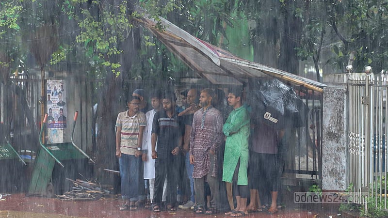 আষাঢ়ের শেষ সময়ে শুক্রবার বিকেলে হঠাৎ বৃষ্টি নামলে ঢাকার টিএসসি এলাকায় ছাউনির নিচে আশ্রয় নেন অনেকে। ছবি: আসিফ মাহমুদ অভি