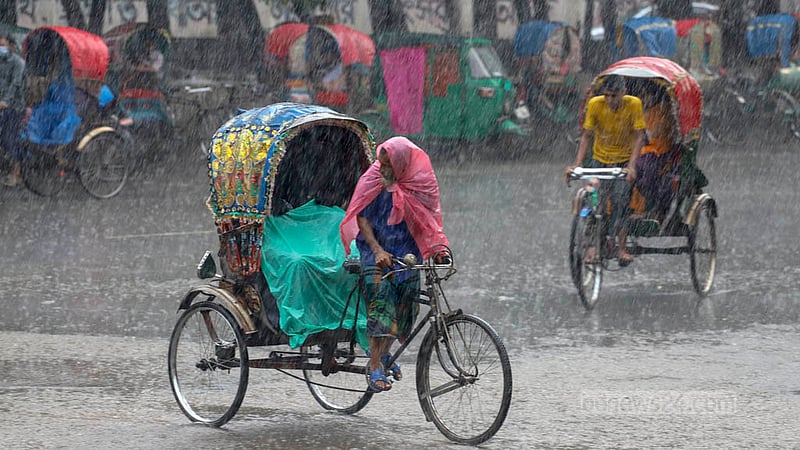 আষাঢ়ে বৃষ্টিতে ভিজে শুক্রবার যাত্রী নিয়ে গন্তব্যে রিকশা চালক। ছবি: আসিফ মাহমুদ অভি