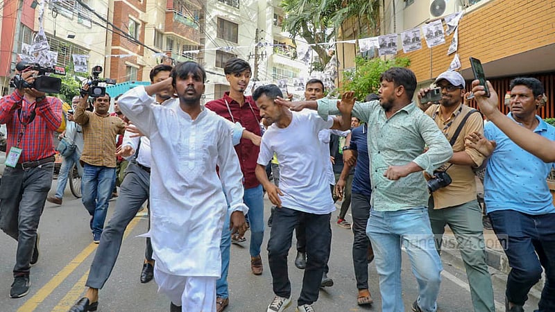 ভোটের শেষ দিকে কেন্দ্র পরিদর্শনে এসে সোমবার বনানী বিদ্যানিকেতন স্কুল অ্যান্ড কলেজ কেন্দ্রের বাইরে কিলঘুষি, লাথি দিয়ে নাজেহাল করা শুরু হলে দৌড়ে পালিয়ে যান স্বতন্ত্র প্রার্থী হিরো আলম।