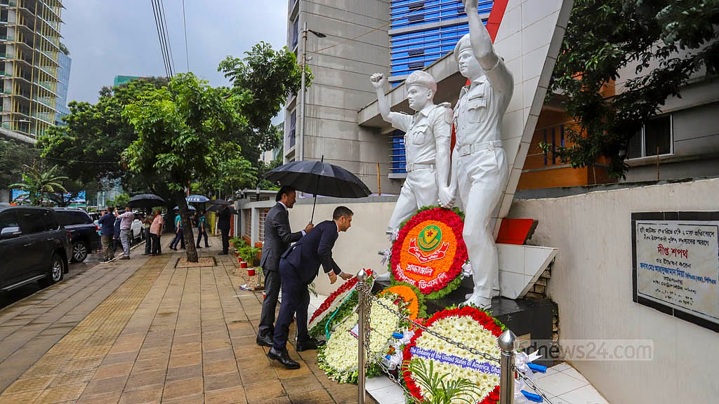 হলি আর্টিজান বেকারিতে জঙ্গি হামলায় নিহতদের মধ্যে নয়জন ছিলেন ইতালির নাগরিক। সেই হামলার বার্ষিকীতে ইতালি দূতাবাসের প্রতিনিধিরা শনিবার নিহতদের প্রতি ফুলেল শ্রদ্ধা জানান। ছবি: আসিফ মাহমুদ অভি