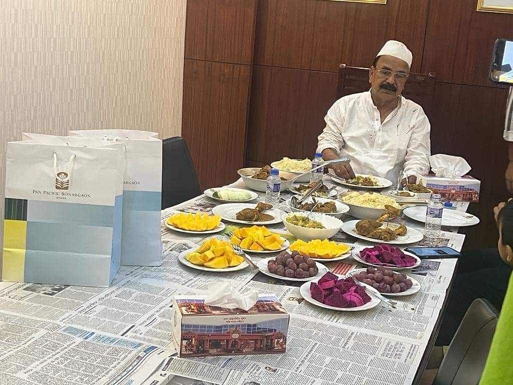খাইয়ে ছবি তোলা ‘নিম্ন মানের মশকরা’, বললেন গয়েশ্বর