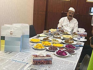 খাইয়ে ছবি তোলা ‘নিম্ন মানের মশকরা’, বললেন গয়েশ্বর
