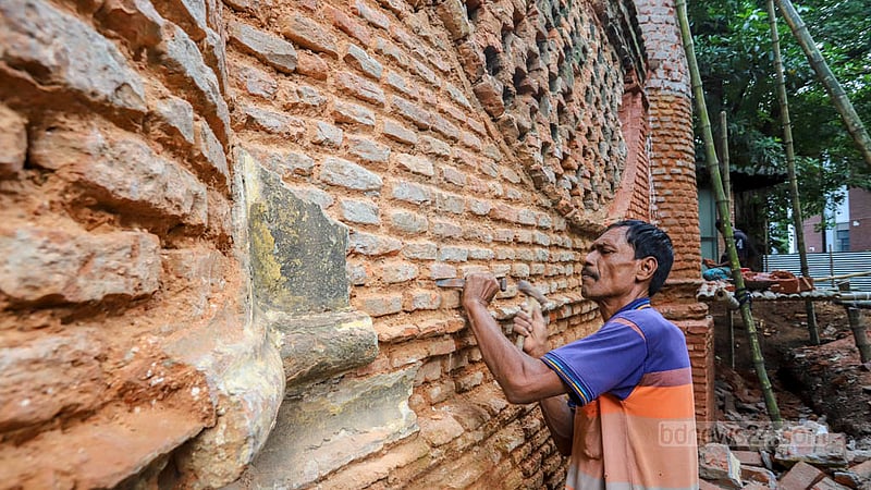 ঐতিহাসিক স্থাপনা ঢাকা গেইটের সংস্কার কাজে ব্যস্ত এক শ্রমিক। ছবি: আসিফ মাহমুদ অভি