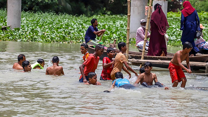 গরম থেকে প্রশান্তি পেতে তুরাগের স্বচ্ছ পানিতে গোসলে নেমেছে শিশুরা। ছবি: আসিফ মাহমুদ অভি