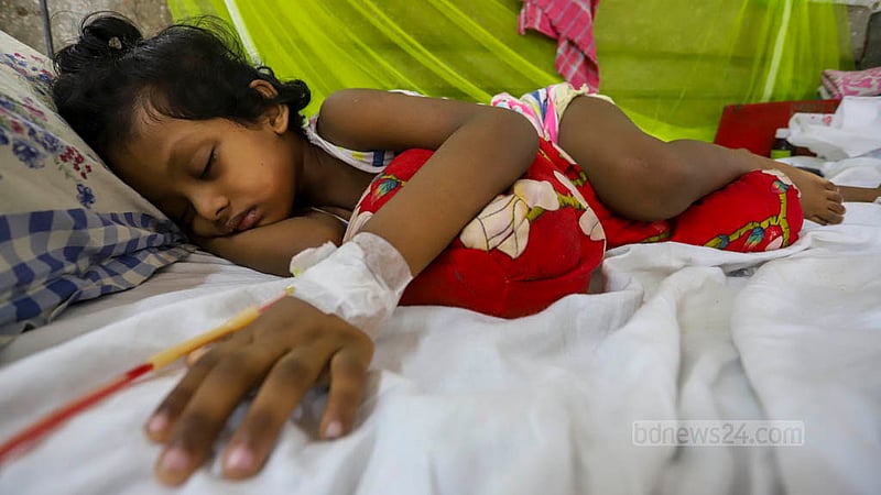 ডেঙ্গু আক্রান্ত হয়ে চার বছরের শিশু জায়েরা ৫ দিন ধরে ঢাকা শিশু হাসপাতালে ভর্তি। ছবি: আসিফ মাহমুদ অভি