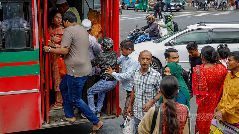 ঢাকার শাহবাগে বৃহস্পতিবার বিকালে এক শিশুকে চলন্ত বাসে উঠিয়ে দিচ্ছেন এক ব্যক্তি।&amp;nbsp;ছবি: মাহমুদ জামান অভি