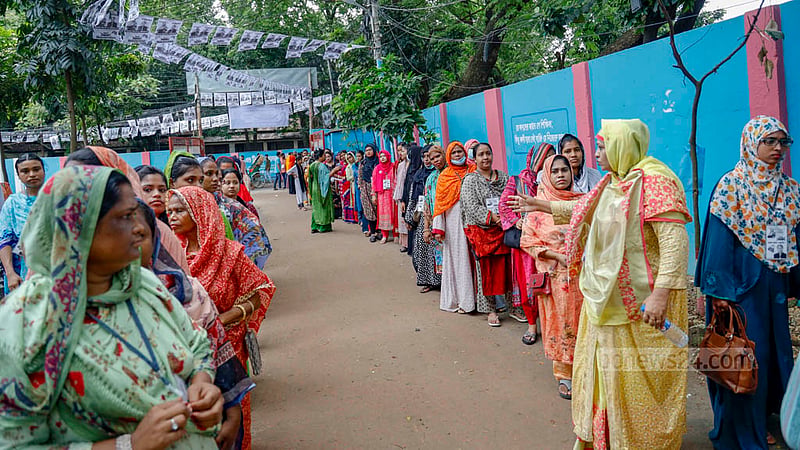 ঢাকার মহাখালীর টিঅ্যান্ডটি মহিলা কলেজে সোমবার ভোটের শুরুর দিকে কেন্দ্রের বাইরে লাইনে অপেক্ষায় নারীরা।&amp;nbsp;ছবি: মাহমুদ জামান অভি