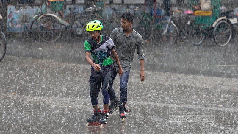 ঢাকার টিএসসি এলাকায় শুক্রবার আষাঢ়ের বৃষ্টিতে ভিজে স্কেটিং করতে দেখা যায় দুই তরুণকে। ছবি: আসিফ মাহমুদ অভি