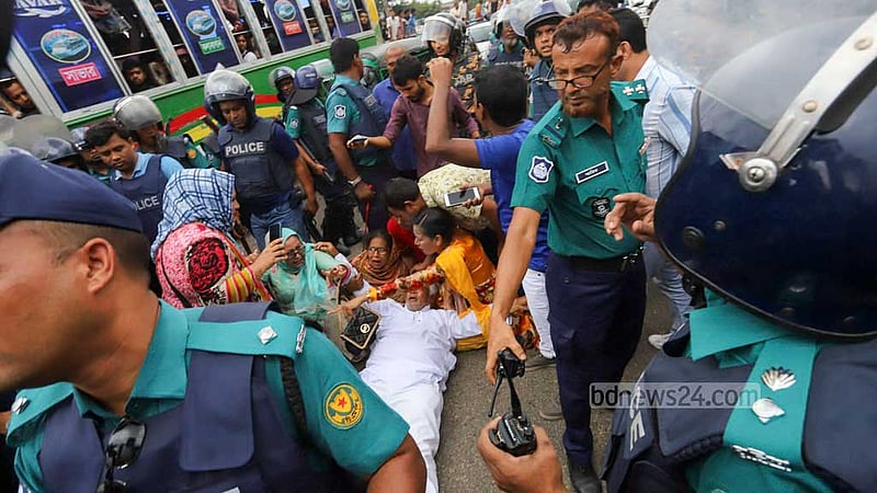 গাবতলীতে অবস্থান কর্মসূচি থেকে ঢাকা মহানগর উত্তর বিএনপির সভাপতি আমানউল্লাহ আমানকে পুলিশ আটক করে নিয়ে যাওয়ার সময় অসুস্থ হয়ে সড়কে লুটিয়ে পড়েন তিনি। এসময় দলের নেতা-কর্মীরা তার মাথায় পানি ঢালছিলেন।&amp;nbsp;ছবি: আসিফ মাহমুদ অভি