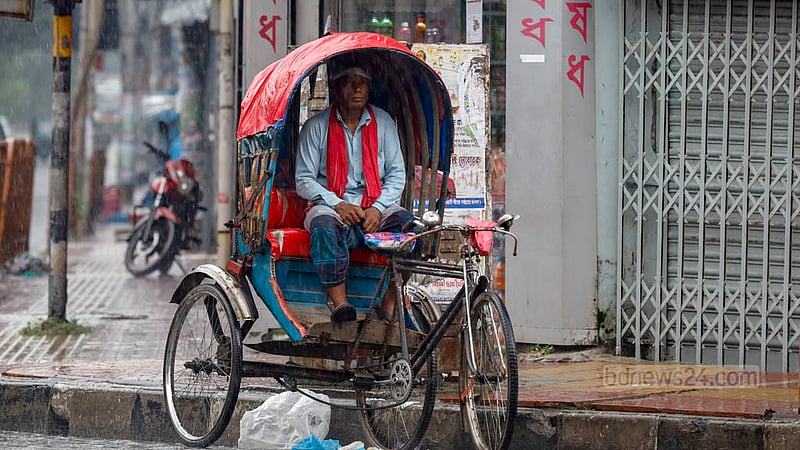 ঈদের ছুটিতে ফাঁকা ঢাকা, সাথে যোগ হয়েছে বৃষ্টি। এ অবস্থায় যাত্রী পাওয়ার আশা নেই বলে রিকশায় বসেই সময় কাটছে এই চালকের। ঈদের তৃতীয় দিন শনিবার কাঁটাবন মোড়ে দেখা গেছে এই চিত্র।&amp;nbsp;ছবি: মাহমুদ জামান অভি