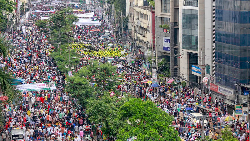 ঢাকার নয়া পল্টনে দলীয় কার্যালয়ের সামনে সমাবেশ করে বিএনপি; এই কর্মসূচিতে নেতা-কর্মী সমাগম কাকরাইলের নাইটিঙ্গেল মোড় পর্যন্ত ছড়িয়েছিল।&amp;nbsp;ছবি: মাহমুদ জামান অভি