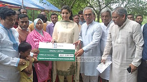 খুন হওয়া শ্রমিক নেতা শহীদুলের বাড়িতে বিজিএমইএ সভাপতি