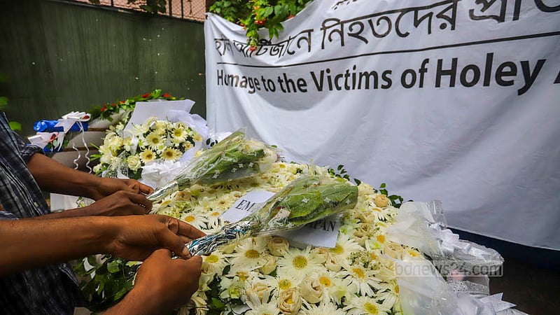 গুলশানের হলি আর্টিজান বেকারিতে ভয়াবহ জঙ্গি হামলার সপ্তম বার্ষিকীতে ভবনটি খুলে দেওয়া হয় কিছু সময়ের জন্য। সেখানে শনিবার শ্রদ্ধা জানাতে আসে বিভিন্ন শ্রেণিপেশার মানুষ। ছবি: আসিফ মাহমুদ অভি