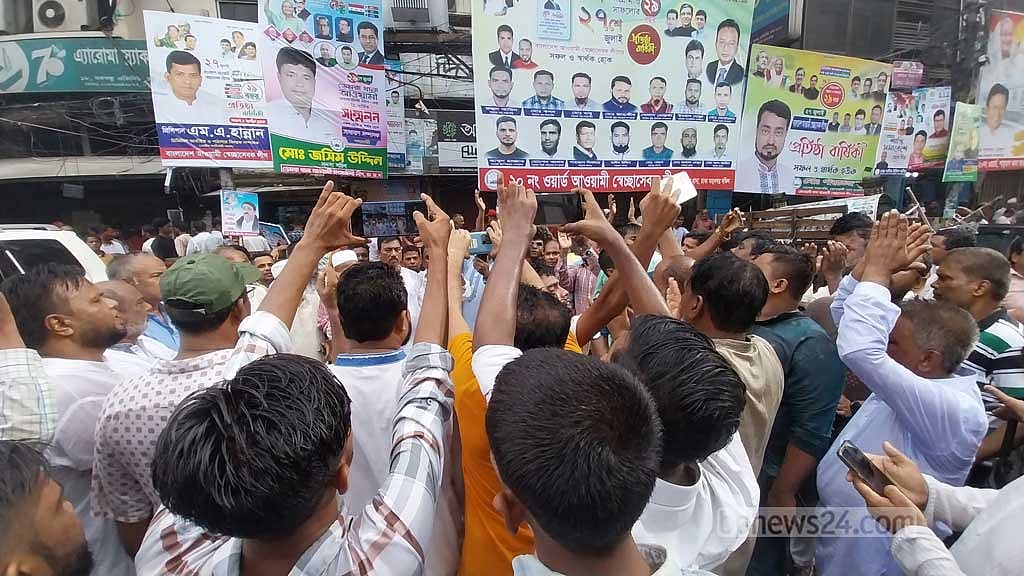 তারা ব্যস্ত ছবি তোলায়