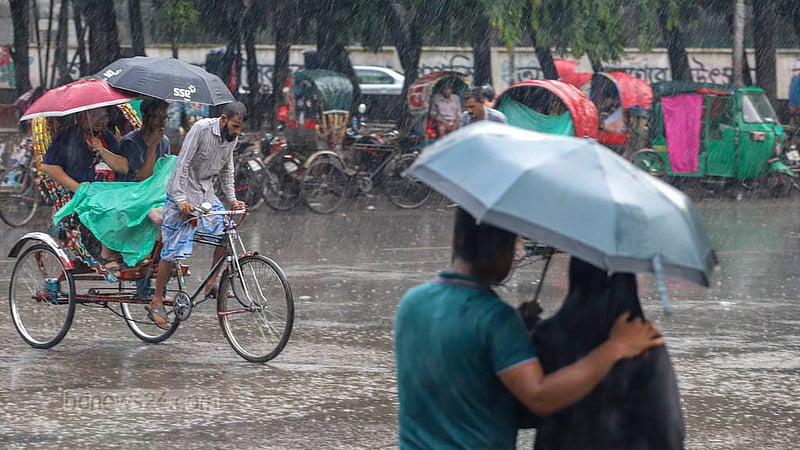 আষাঢ়ের বৃষ্টিতে ভিজে শুক্রবার যাত্রী নিয়ে গন্তব্যে এক রিকশা চলক। ছবি: আসিফ মাহমুদ অভি