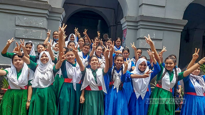 এসএসসি পরীক্ষার ফল প্রকাশের পর শুক্রবার চট্টগ্রাম ডা. খাস্তগীর সরকারি উচ্চ বালিকা বিদ্যালয়ের জিপিএ-৫ পাওয়া শিক্ষার্থীদের উল্লাস।&amp;nbsp;ছবি: সুমন বাবু
