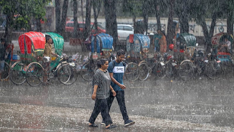 ঢাকার টিএসসি এলাকায় শুক্রবার বিকেলে বৃষ্টি নামলে ভিজতে দেখা যায় তরুণ-তরুণীকে। ছবি: আসিফ মাহমুদ অভি