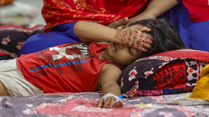 ঢাকার মুগদা মেডিকেল কলেজ হাসপাতালে সোমবার ডেঙ্গু আক্রান্ত শিশুদের চিকিৎসা দেওয়া হচ্ছে।&amp;nbsp;ছবি: মাহমুদ জামান অভি