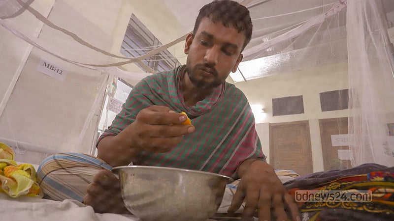 ডেঙ্গু আক্রান্ত হয়ে ১ জুলাই সোহরাওয়ার্দী মেডিকেল কলেজ হাসপাতালে ভর্তি হয়েছেন বসুন্ধরার বিল্লাল।&amp;nbsp;ছবি: আসিফ মাহমুদ অভি