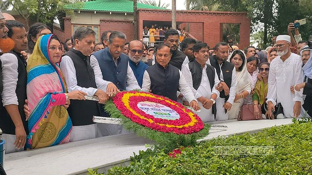বঙ্গবন্ধুর সমাধিতে বরিশাল সিটির নবনির্বাচিত মেয়র-কাউন্সিলরদের শ্রদ্ধা