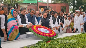 বঙ্গবন্ধুর সমাধিতে বরিশাল সিটির নবনির্বাচিত মেয়র-কাউন্সিলরদের শ্রদ্ধা