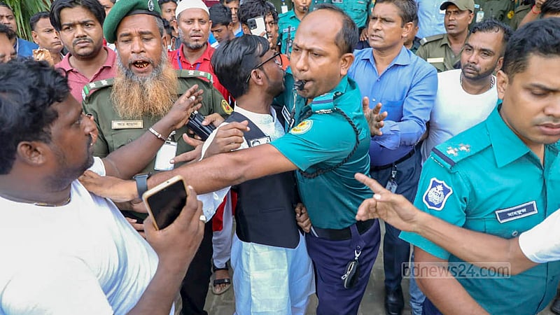 ঢাকা ১৭ উপ নির্বাচনের শেষ দিকে সোমবার বনানী বিদ্যানিকেতন স্কুল অ্যান্ড কলেজ কেন্দ্র পরিদর্শনে এসে হামলার শিকার হওয়ার আগে স্বতন্ত্র প্রার্থী হিরো আলমকে ঘিরে ফেলেন নৌকা প্রতীকের ব্যাজধারী একদল যুবক। এসময় পুলিশ সদস্যরা তাকে উদ্ধার করে গেইটের দিকে নিয়া যান।