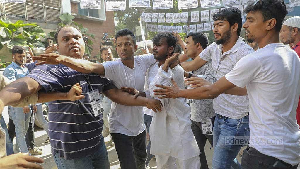 ভোটকেন্দ্রে হিরো আলমের ওপর হামলা
