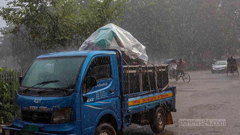 আষাঢ়ের শেষ সময়ের বৃষ্টি থেকে বাঁচতে শুক্রবার পিকাপে পলিথিন মুড়িয়ে একজন। ছবি: আসিফ মাহমুদ অভি