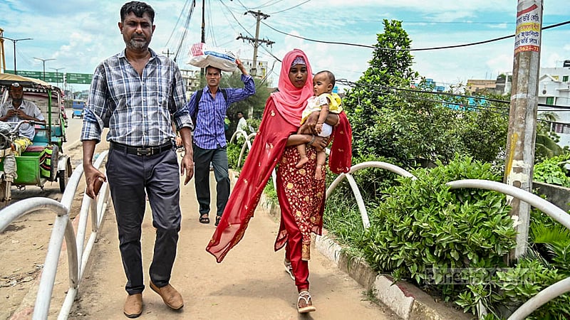 রাজনৈতিক দলগুলোর সমাবেশের কারণে ঢাকায় বাস চলাচল কম থাকায় বুধবার গাবতলীতে নেমে অনেকে হেঁটেই পরিবার নিয়ে রওনা হন গন্তব্যে।