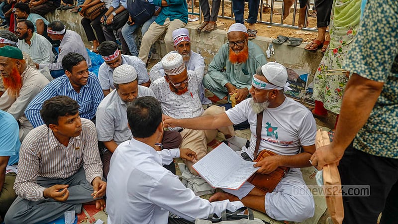 মাধ্যমিক শিক্ষা প্রতিষ্ঠান জাতীয়করণের দাবিতে দেশের বিভিন্ন স্থান থেকে আসা&amp;nbsp; শিক্ষকরা জাতীয় প্রেস ক্লাবের সামনে অবস্থান কর্মসূচি পালন করছেন।&amp;nbsp;ছবি: মাহমুদ জামান অভি