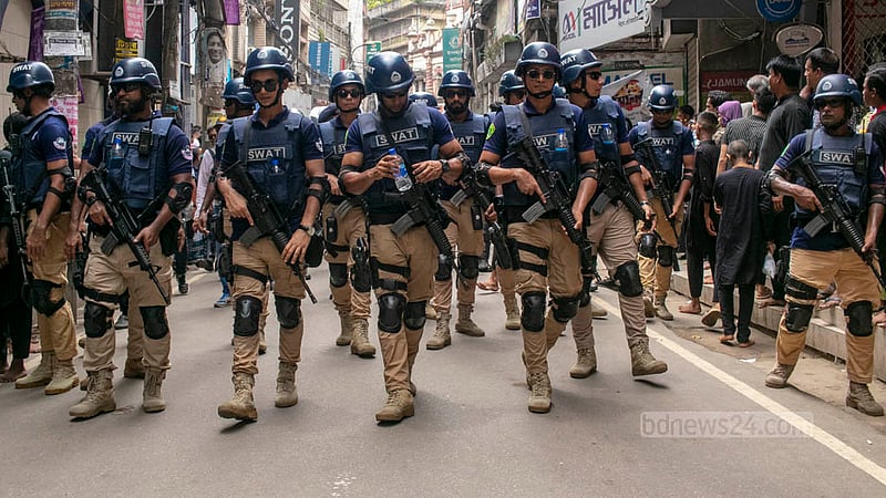 কারবালার ঘটনা স্মরণে আশুরার দিন শনিবার পুরান ঢাকার হোসাইনী দালান থেকে বের হওয়া তাজিয়া মিছিলের সামনে-পেছনে আইনশৃঙ্খলা রক্ষাবাহিনীর সতর্ক উপস্থিতি।&amp;nbsp; &amp;nbsp;ছবি: শামীম-উস-সালেহীন