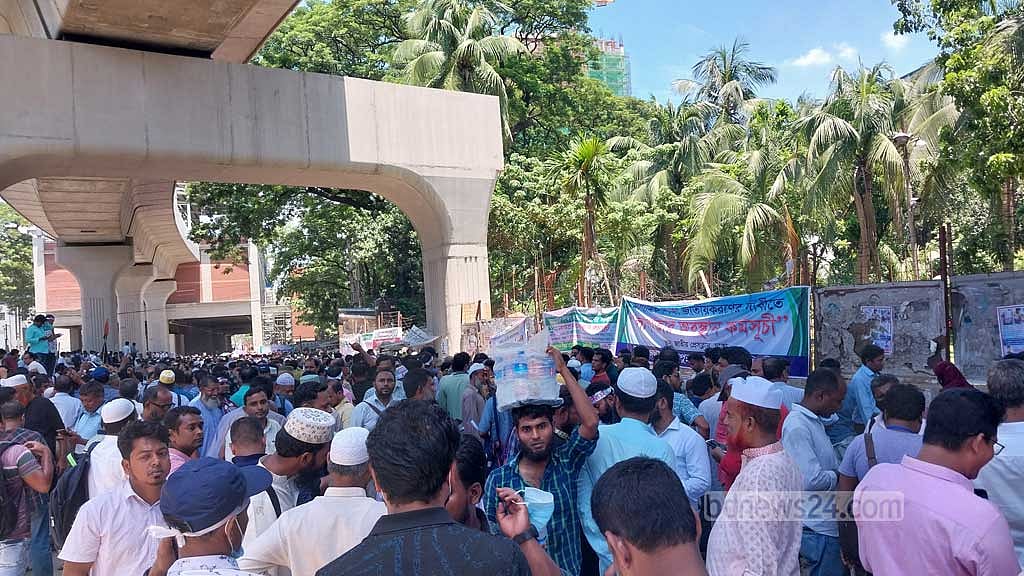 জাতীয়করণের দাবি: প্রেস ক্লাবের সামনে সড়ক আটকে শিক্ষকদের অবস্থান