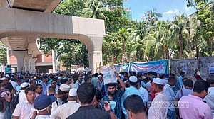 জাতীয়করণের দাবি: প্রেস ক্লাবের সামনে সড়ক আটকে শিক্ষকদের অবস্থান