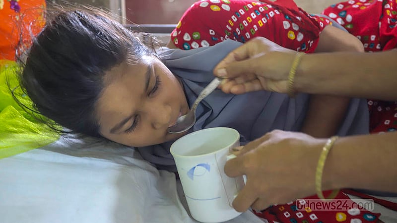 ঢাকা শিশু হাসপাতালে বুধবার ডেঙ্গু আক্রান্ত এক শিশুকে তরল খাবার খাইয়ে দিচ্ছে মা। ছবি: আসিফ মাহমুদ অভি