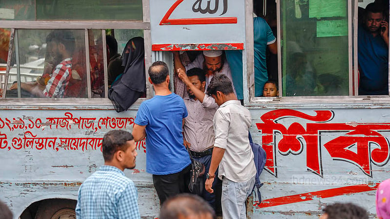 কোরবানির ঈদের ছুটি শেষে ঢাকায় গত চার দিন গণপরিবহনে যাত্রীদের তেমন একটা ভিড় দেখা না গেলেও বৃহস্পতিবার বিকালে ফেরে আগের রূপ।&amp;nbsp;ছবি: মাহমুদ জামান অভি
