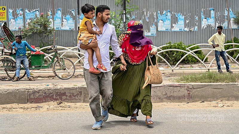 রাজনৈতিক দলগুলোর সমাবেশের কারণে ঢাকায় বাস চলাচল কম থাকায় বুধবার গাবতলীতে নেমে অনেকে হেঁটেই পরিবার নিয়ে রওনা হন গন্তব্যে।