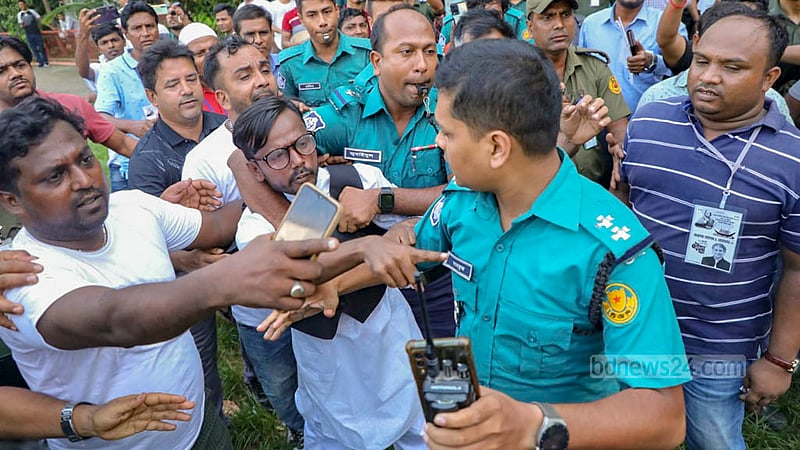 ঢাকা ১৭ উপ নির্বাচনের শেষ দিকে সোমবার বনানী বিদ্যানিকেতন স্কুল অ্যান্ড কলেজ কেন্দ্র পরিদর্শনে এসে হামলার শিকার হওয়ার আগে স্বতন্ত্র প্রার্থী হিরো আলমকে ঘিরে ফেলেন নৌকা প্রতীকের ব্যাজধারী একদল যুবক। এসময় পুলিশ সদস্যরা তাকে উদ্ধার করে গেইটের দিকে নিয়া যান।