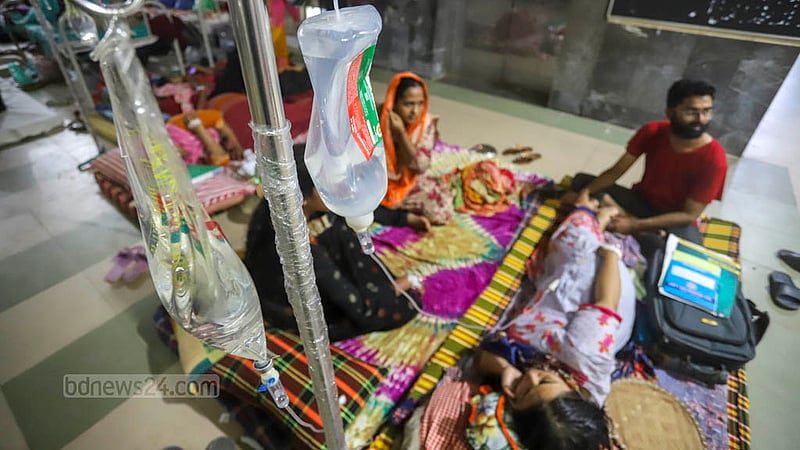 ডেঙ্গু আক্রান্তদের স্যালাইন দিয়ে রাখা হয়েছে ঢাকার মুগদা মেডিকেল কলেজ হাসপাতালে। ছবি: আসিফ মাহমুদ অভি