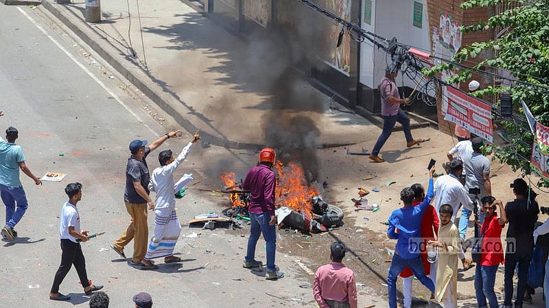 বিএনপির পদযাত্রা মঙ্গলবার দুপুরে মিরপুরের বাঙলা কলেজ অতিক্রমকালে কলেজের ভেতর থেকে ঢিল ছোড়া হলে নেতা-কর্মীরা কলেজের ফটকে একটি বাইকে আগুন দেয়। ছবি: আসিফ মাহমুদ অভি