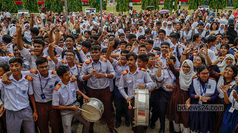 মাধ্যমিকের ফল প্রকাশের পর বাদ্যের তালে তালে নিজেদের সাফল্যের বার্তা দিচ্ছেন রাজউক উত্তরা মডেল কলেজের শিক্ষার্থীরা।&amp;nbsp;ছবি: মাহমুদ জামান অভি