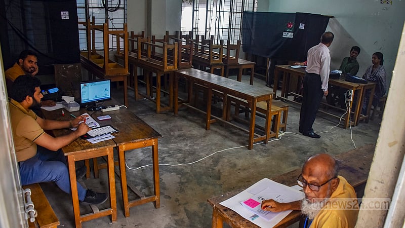 চট্টগ্রাম-১০ আসনে উপনির্বাচনে রোববার শহীদ নগর সিটি করপোরেশন বালিকা উচ্চ বিদ্যালয় কেন্দ্রে ভোটার কম আসায় বুথ ছিল ফাঁকা।&amp;nbsp;ছবি: সুমন বাবু