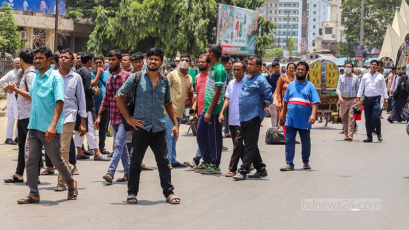 ঢাকার উত্তরার আবদুল্লাহপুর থেকে যাত্রাবাড়ী পর্যন্ত বিএনপির পদযাত্রা কর্মসূচির দ্বিতীয় দিন বুধবার বিমানবন্দর সড়কের একাংশে যান চলাচল বন্ধ থাকায় দীর্ঘসময় বাসের অপেক্ষায় যাত্রীরা। ছবি: আসিফ মাহমুদ অভি